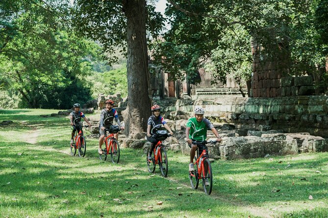 Siem Reap: Angkor Wat Sunrise Bike Tour & Jungle Breakfast - Riding to Bayon on shaded park paths