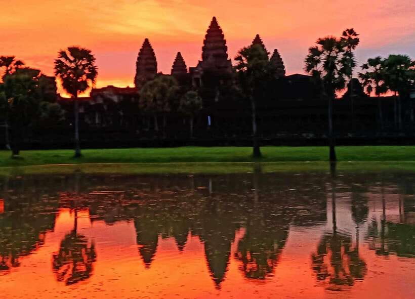 Siem Reap: Angkor Wat Sunrise or Sunset Guided Tour - Reading Angkor Wat with a guide