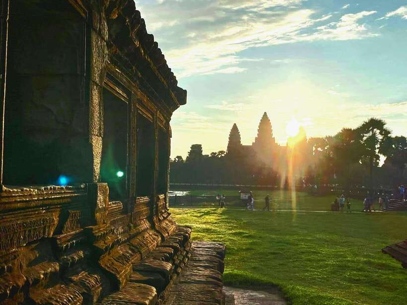 Siem Reap: Angkor Wat Sunrise Tour With Small Group - Bayon’s stone faces in the heart of Angkor Thom