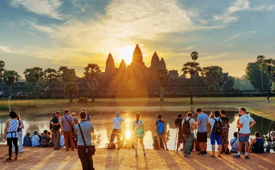 Siem Reap: Angkor Wat Sunrise Tour with Spanish Guide - Angkor Thom explains the scale of the old capital