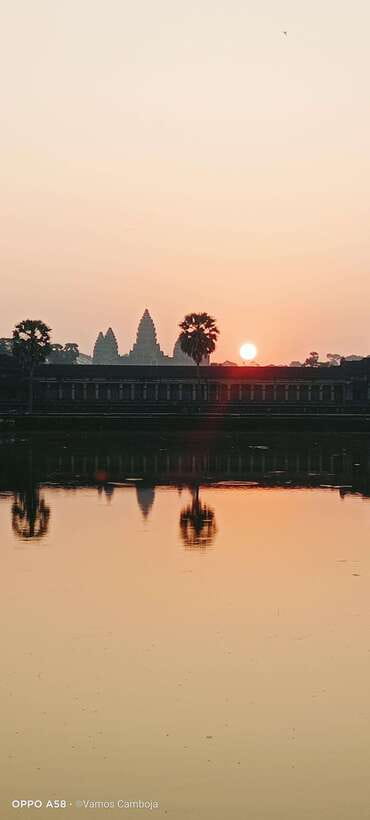 Siem Reap: Angkor Wat Sunrise Tour with Spanish Guide - Bayon is the emotional high point of the morning