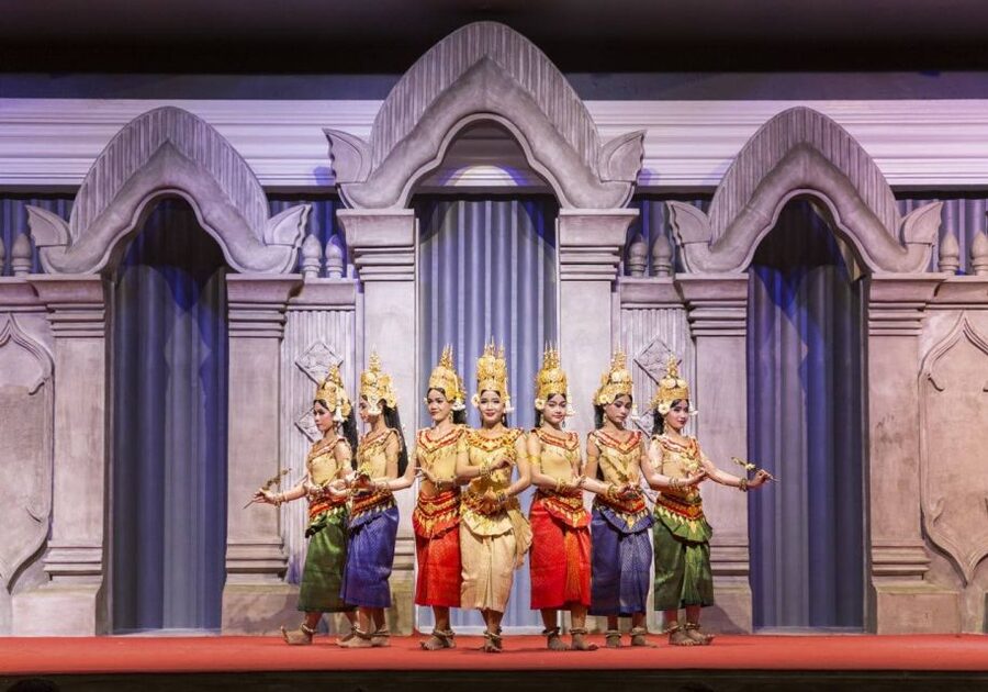 Siem Reap: Apsara Dance Show & Dinner with Tuk-Tuk Transfers - What the buffet and performance feel like together