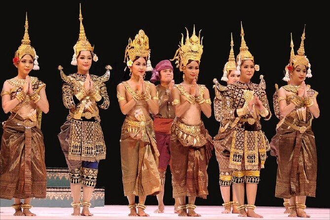 Siem Reap: Apsara Dance Show & Dinner with Tuk-Tuk Transfers - Arriving at the buffet restaurant