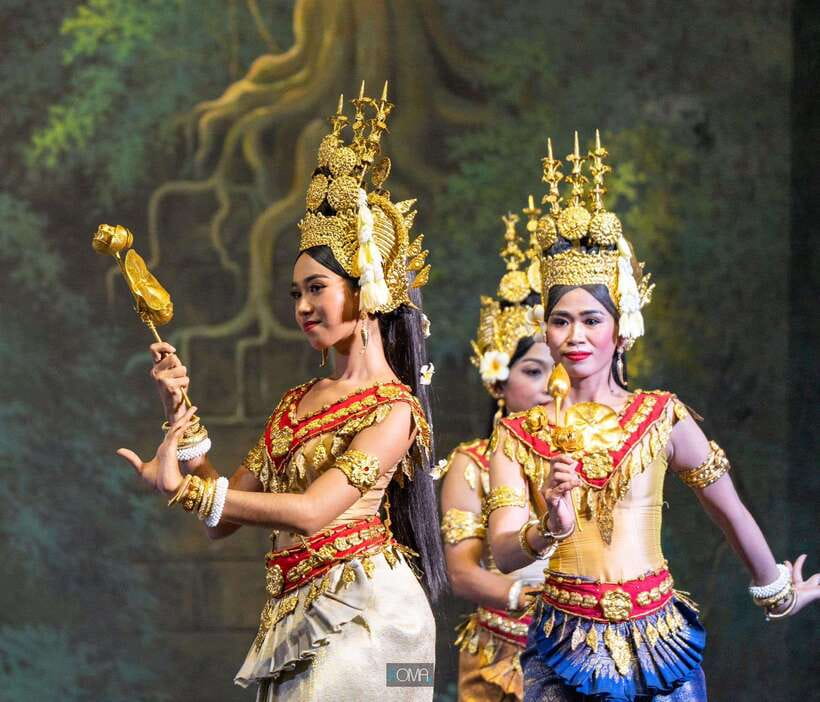 Siem Reap: Apsara Dance Show with Buffet Dinner & Tuk-Tuk... - Watching Apsara Dance and Folk Numbers