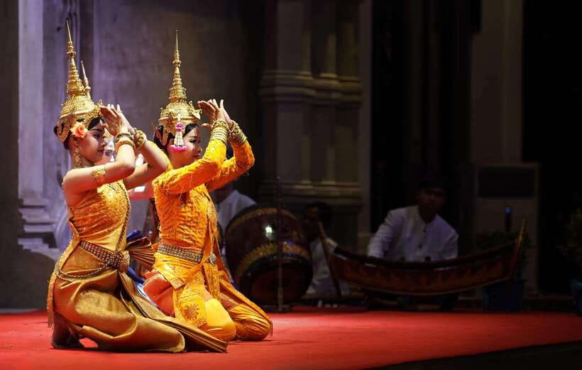Siem Reap: Apsara Show Including Dinner & Hotel Pickup - Dinner Before and During the Performance