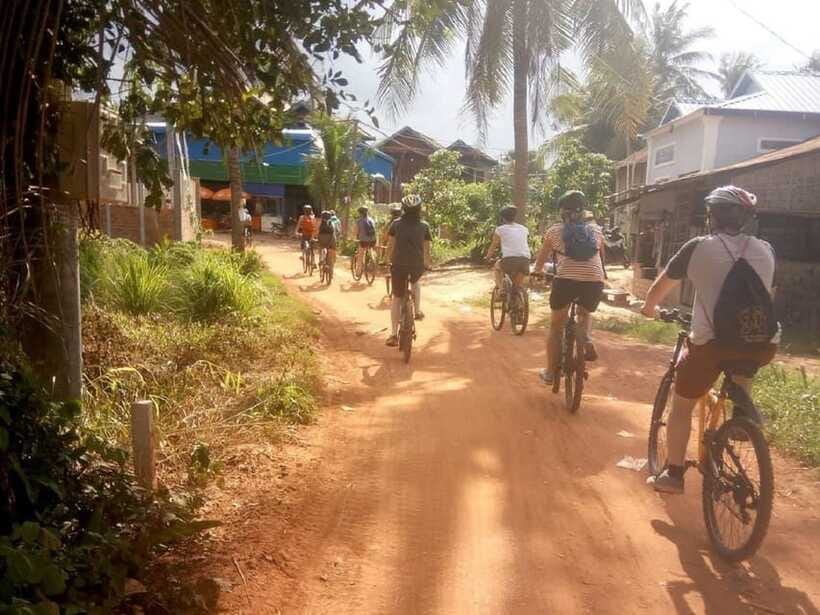 Siem Reap: Countryside Cycle and Local Village Life Tour - Seeing how palm wine reaches the table