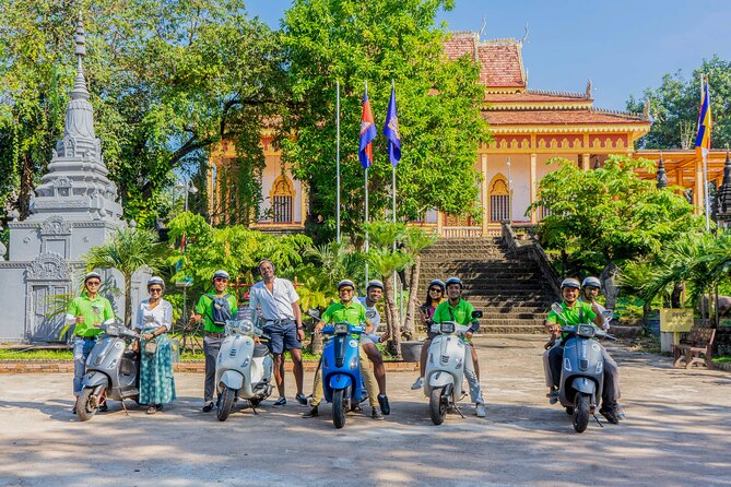 Siem Reap: Countryside Vespa Tour / Tuk Tuk Available - Learning to weave a rattan basket