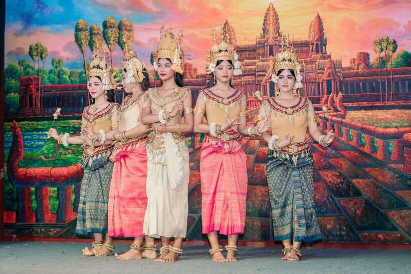 Siem Reap: Dinner and Traditional Show with Hotel Transfer - Choosing between the garden and indoor dining