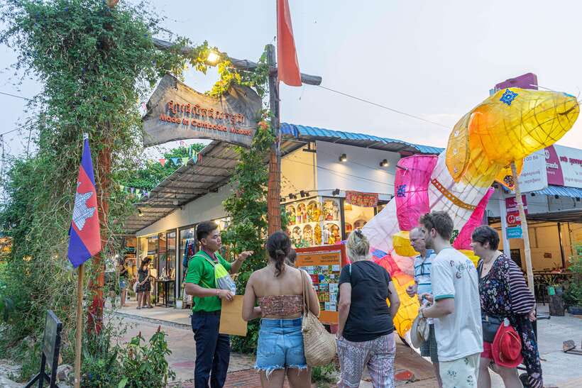 Siem Reap: Evening Food Tour with 10 Local Tastings - The guides make or break the evening