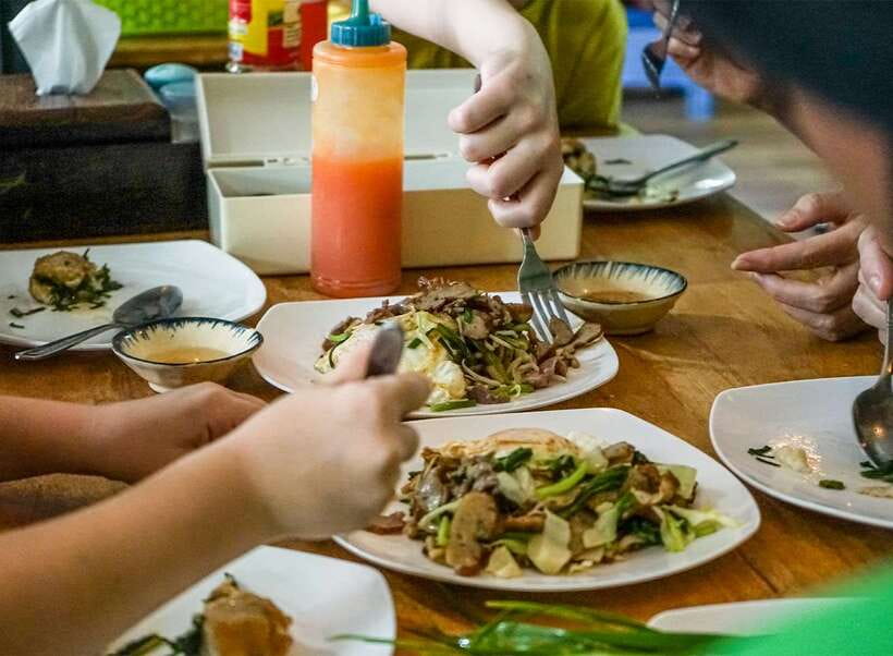 Siem Reap: Evening Food Tour with 10 Local Tastings - 7:00 pm at a local restaurant