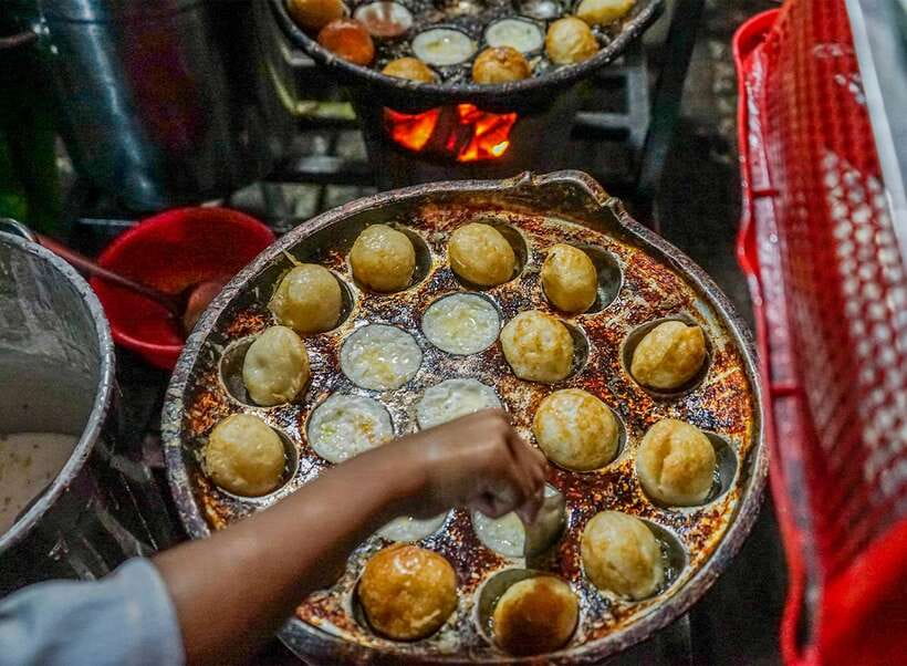 Siem Reap: Evening Food Tour with 10 Local Tastings - Long’s Bar and the final cold beer