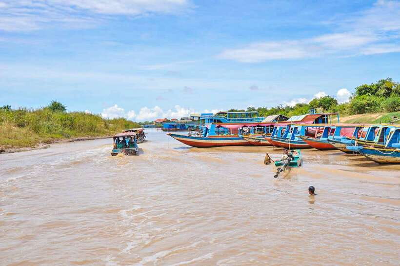 Siem Reap: Floating Village and Sunset Private Boat Tour - Reaching Tonle Sap and its floating villages