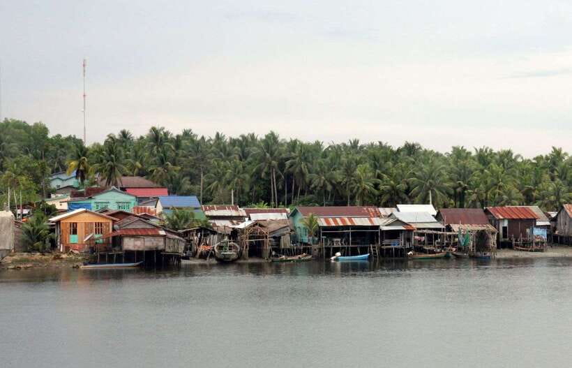 Siem Reap: Floating Village Tour - Reaching the open water of Tonle Sap