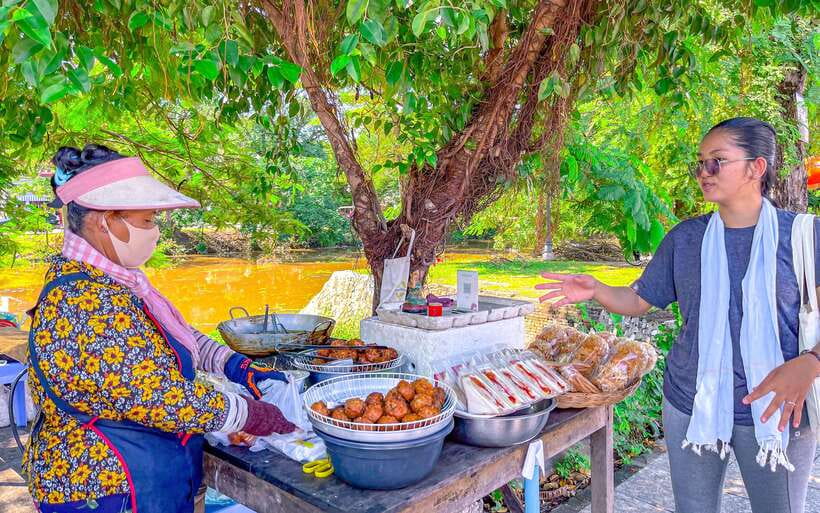 Siem Reap: FREE Market & Local Temple Tour - Meeting vendors and trying a traditional snack