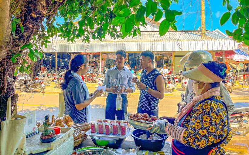 Siem Reap: FREE Market & Local Temple Tour - What the guide adds to the experience