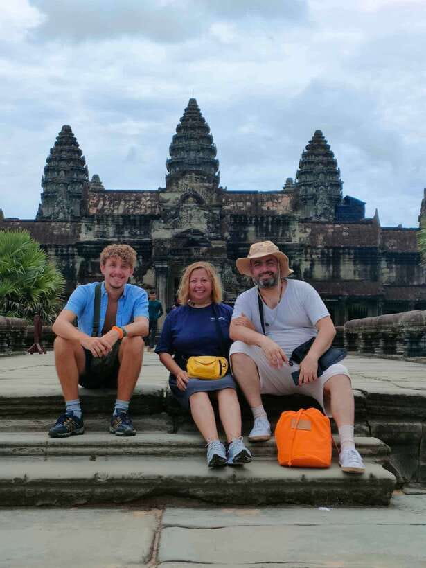 Siem Reap: Full-Day Angkor Wat Guided Tour with Sunset - Transport, group size, and the guide experience