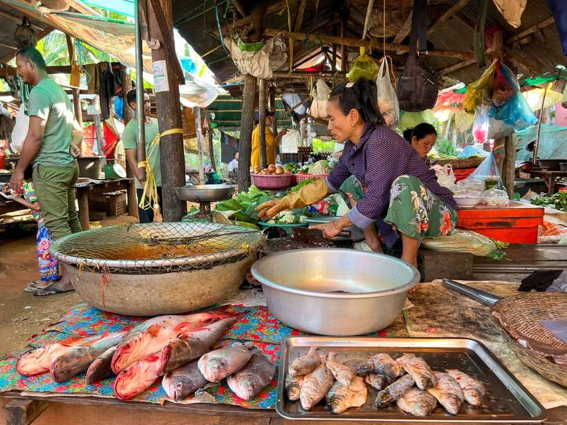 Siem Reap: Kampong Phluk and Tonle Sap Sunset Boat Cruise - Who should book this tour