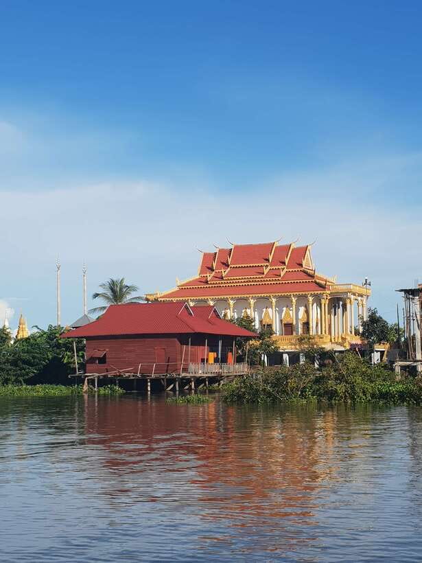 Siem Reap: Kompong Khleang Floating Village Guided Tour - Seeing Kompong Khleang in two seasons