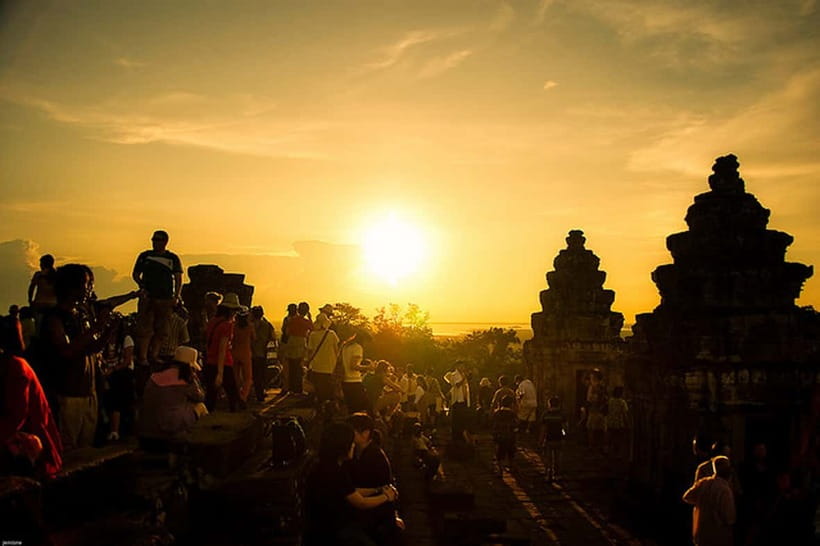 Siem Reap: Private Angkor Wat & Bakheng Mountain Sunset Tour - Key points to know before booking