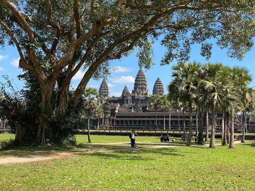 Siem Reap: Private Angkor Wat & Bakheng Mountain Sunset Tour - Practical ways to improve your chances of seeing sunset