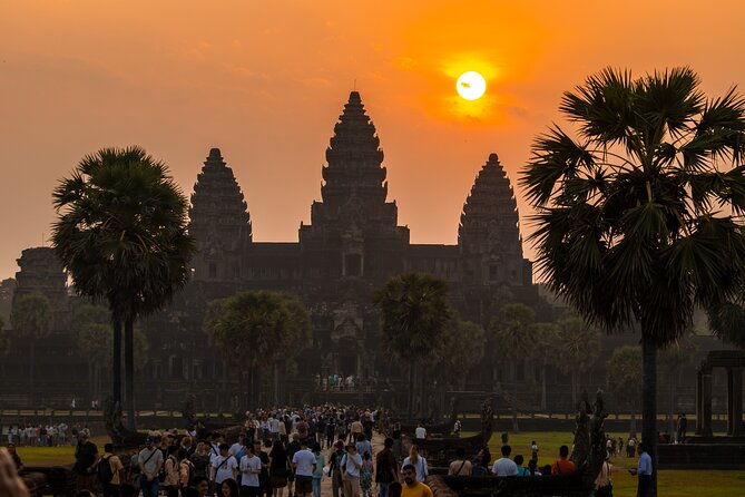 Siem Reap: Private Angkor Wat Sunrise & Tour Around Angkor Park - The early start, heat, and walking