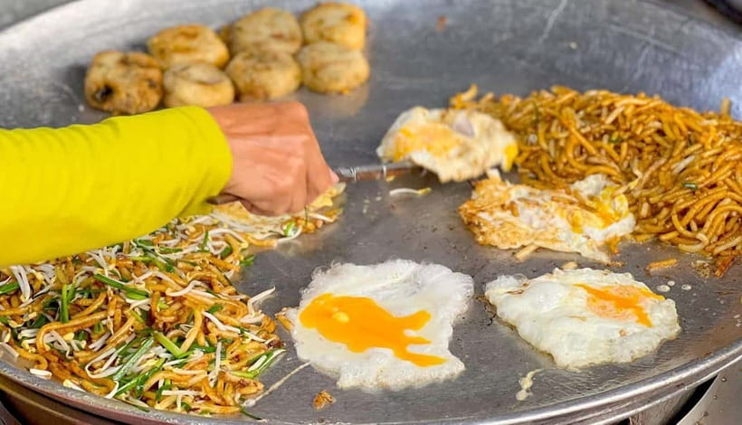 Siem Reap: Small Group Street Food Tour with Tuk-Tuk Ride - Families, vegetarians, and cautious eaters