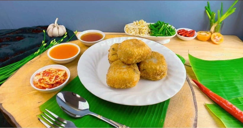 Siem Reap: Small Group Street Food Tour with Tuk-Tuk Ride - First tastes: spring rolls, pancakes, and noodles