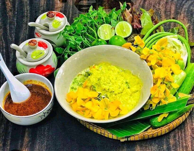 Siem Reap: Street Food Experience by Tuk-Tuk - Khmer noodles at Phum Num Banh Chok