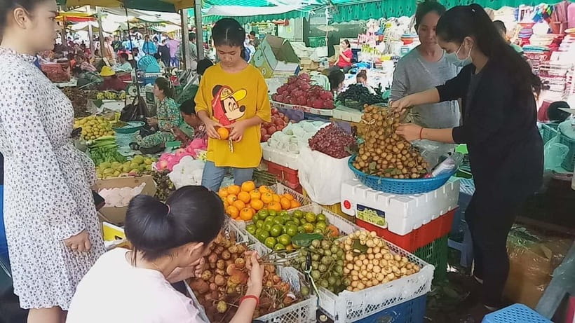 Siem Reap Street Foods Tour by Tuk Tuk with Personal Guide - Targowisko Siem Reap and the adventurous side of the menu