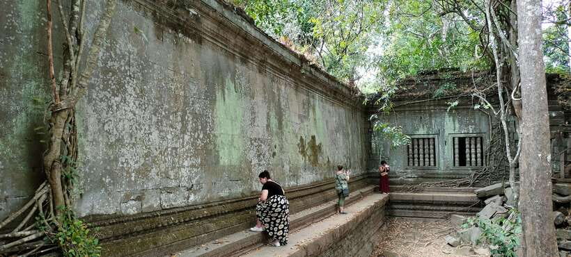 Siem Reap Tour Guide: Angkor Wat Sunrise Tour & Beng Mealea - Banteay Srei and its fine carved details