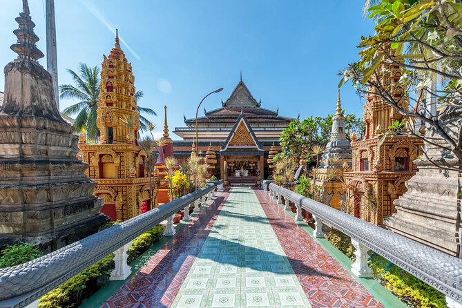 Siem Reap Walking Tour: Landmarks & Hidden Gems - Old Market and the daytime face of Pub Street