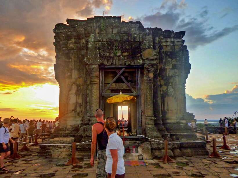 Small-Group Full Day Angkor wat Guide tour with Sun set - Ta Prohm and the power of the trees