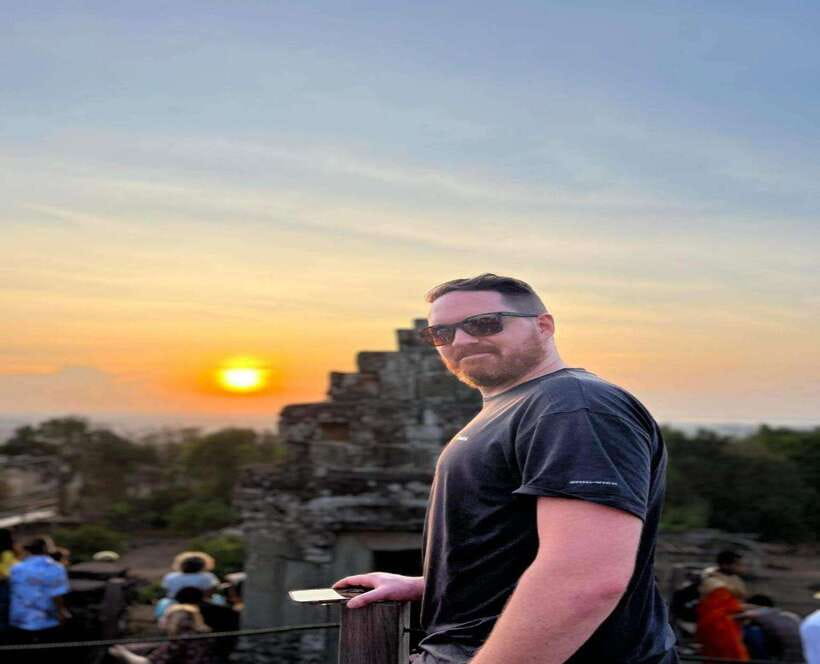 Small-Group Full Day Angkor wat Guide tour with Sun set - Phnom Bakheng and the sunset finish