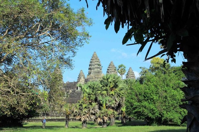 Sunrise Small Group Tour to Angkor Wat Temple - Transport and comfort in a hot temple park