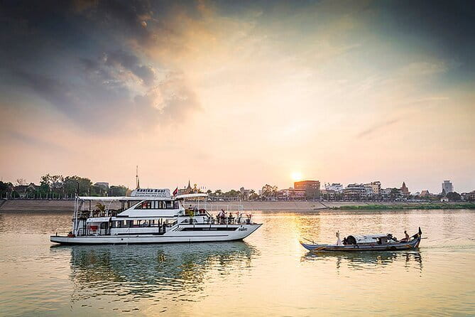 Sunset Cruise on the Mekong with Kanika Boat - The return journey and Phnom Penh sunset