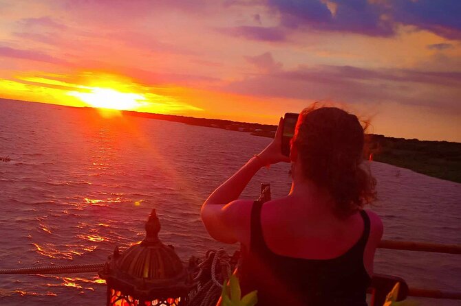 Sunset Dinner and drinks includes a Floating Village cruise tour. - Sunset over the floating village