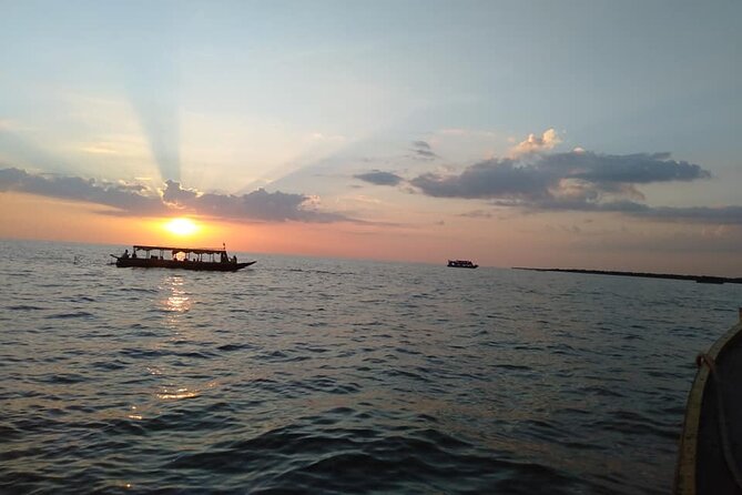 Sunset Dinner and drinks includes a Floating Village cruise tour. - Who will enjoy this evening