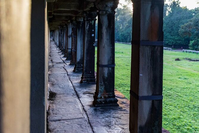 The Magnificent Angkor Wat - Bayon and Angkor Thom: faces at the center of the old city